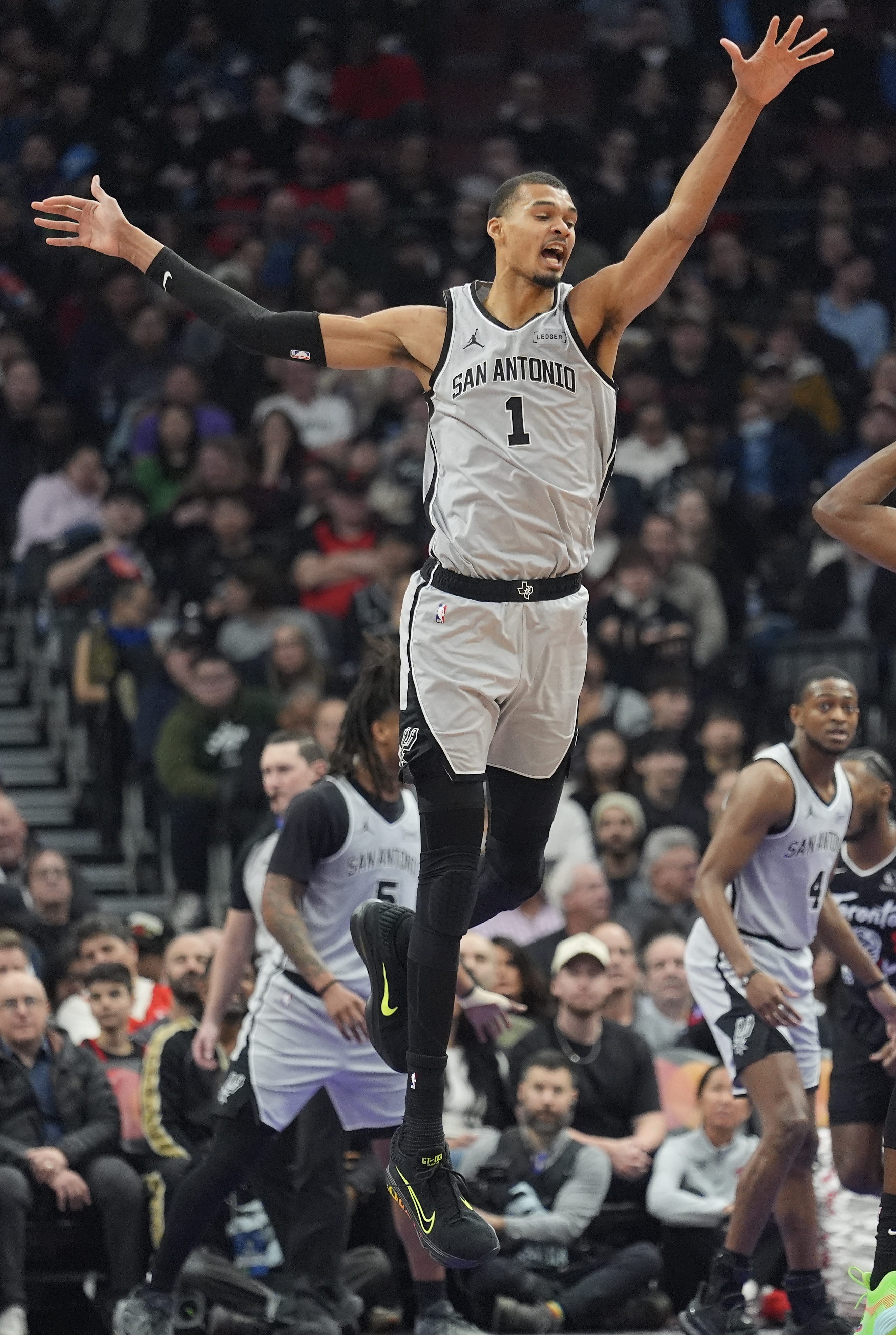 九游app-文班谈盖帽：感觉像毁了别人的一天 但他们为什么要尝试呢？